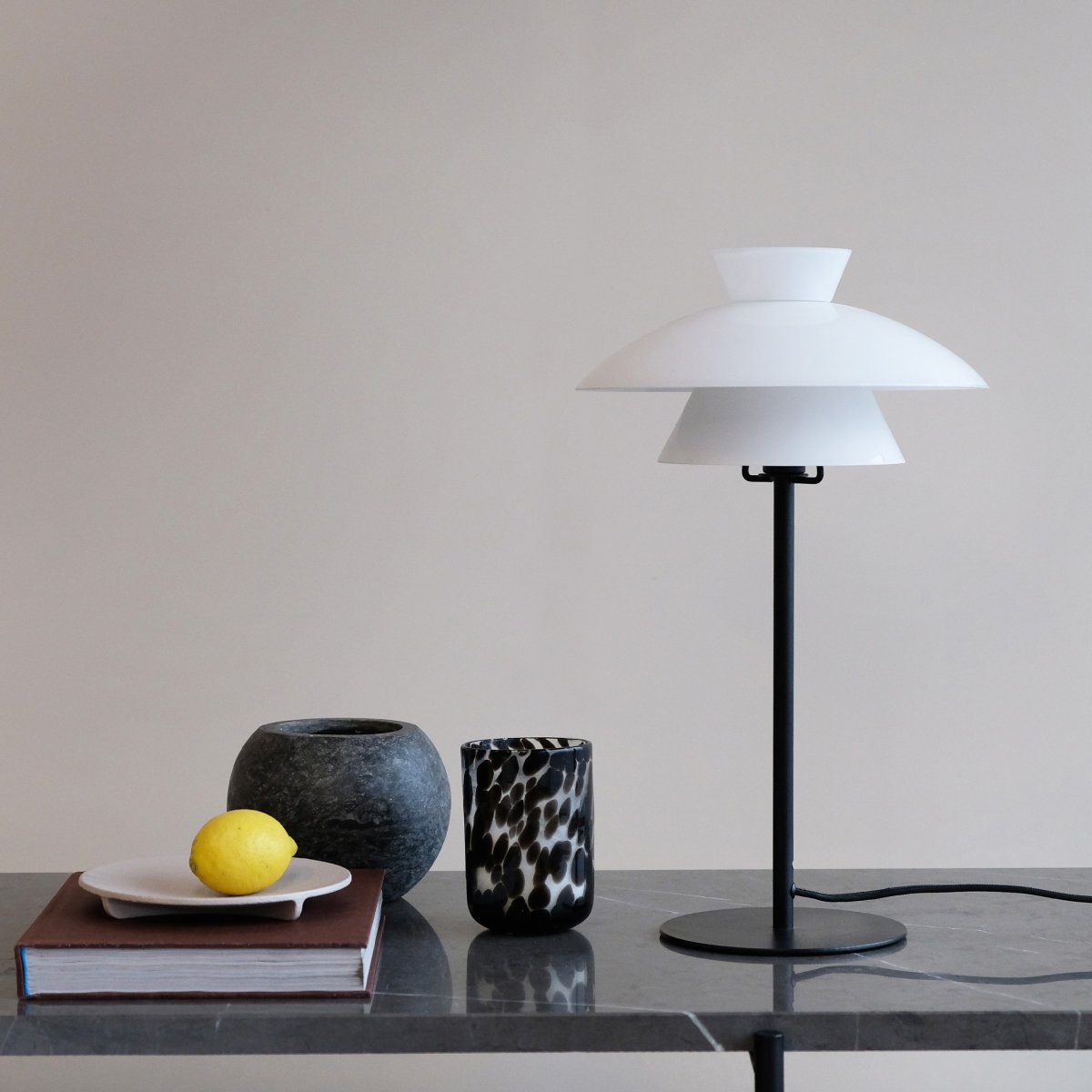 Valby 40cm Negro lámpara de mesa De Dyberg Larsen - Se suministra con cable textil negro de 2 m de longitud e interruptor de encendido.