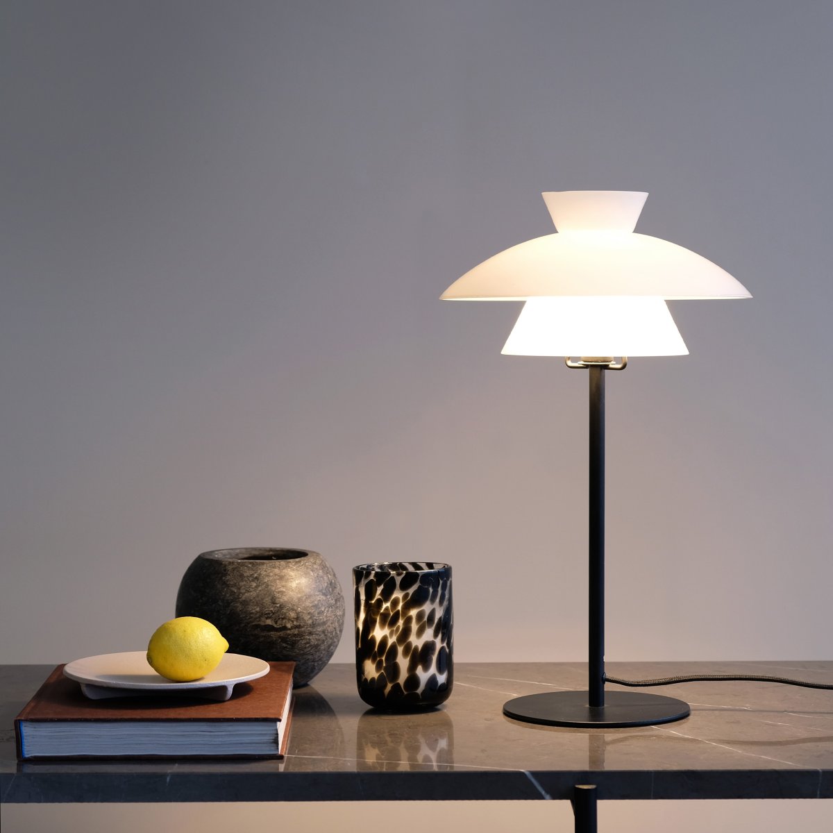 Valby 40cm Negro lámpara de mesa De Dyberg Larsen - Se suministra con cable textil negro de 2 m de longitud e interruptor de encendido.