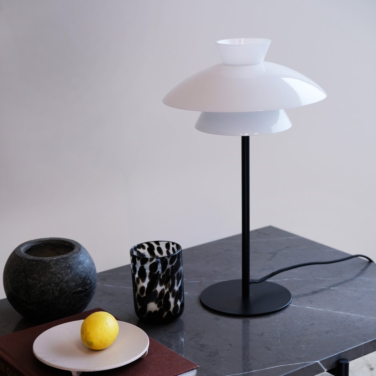 Valby 40cm Negro lámpara de mesa De Dyberg Larsen - Se suministra con cable textil negro de 2 m de longitud e interruptor de encendido.