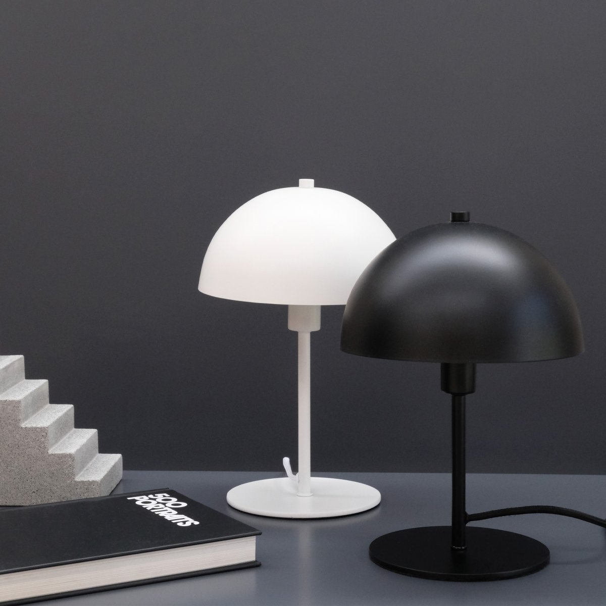 Malmø 30cm Negro lámpara de mesa De Dyberg Larsen - Se suministra con cable textil negro de 1,6 m de longitud.