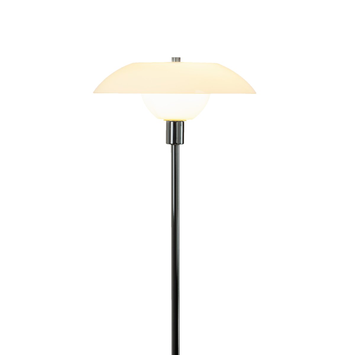 Bergen Ópalo lámpara de pie De Dyberg Larsen - El metal cromado en combinación con las pantallas de cristal opalino crea un hermoso patrón de luz en la habitación sin deslumbramiento.