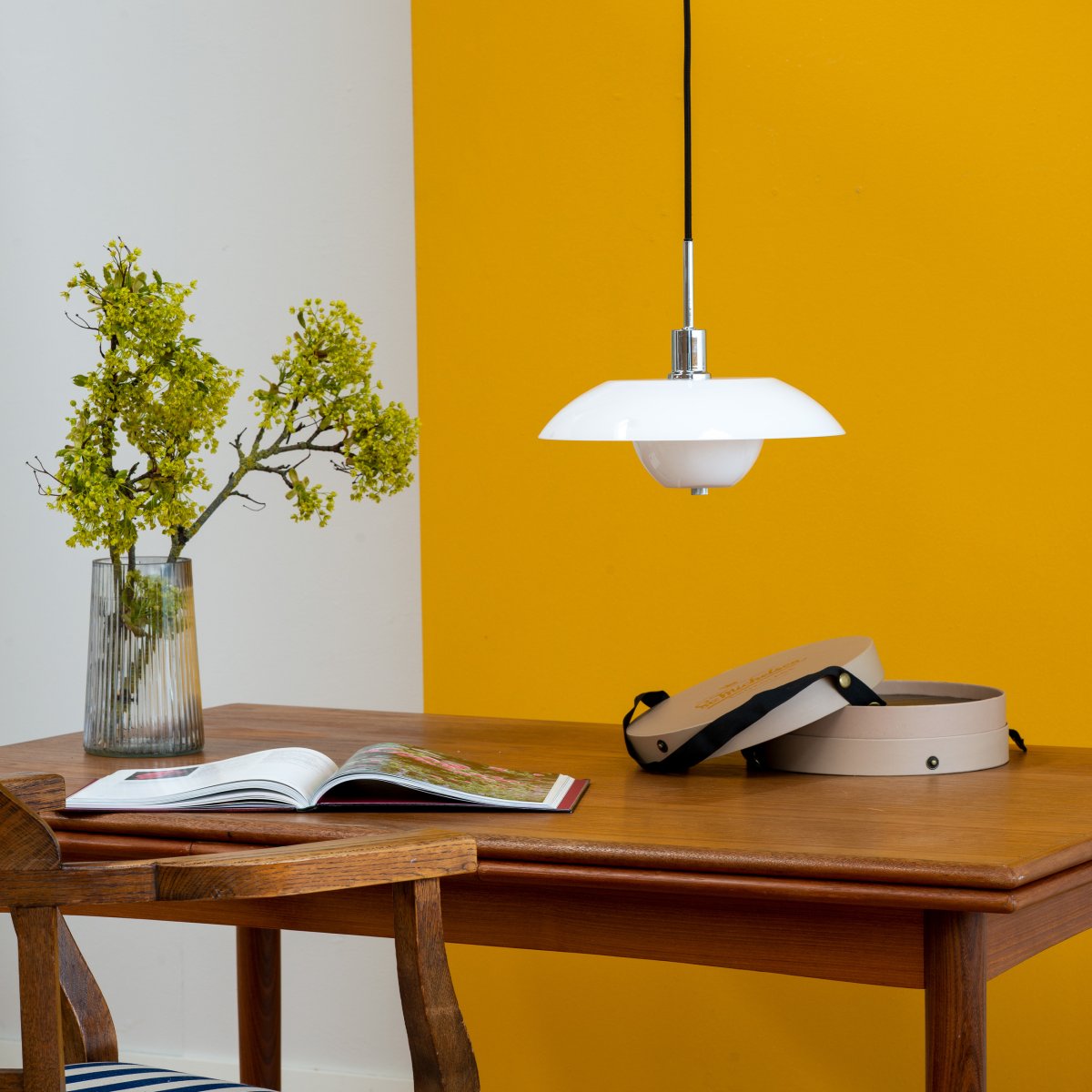 Bergen Ø28 Ópalo Lámpas de techo De Dyberg Larsen - El metal cromado en combinación con las pantallas de cristal opalino crea un hermoso patrón de luz en la habitación sin deslumbramiento.