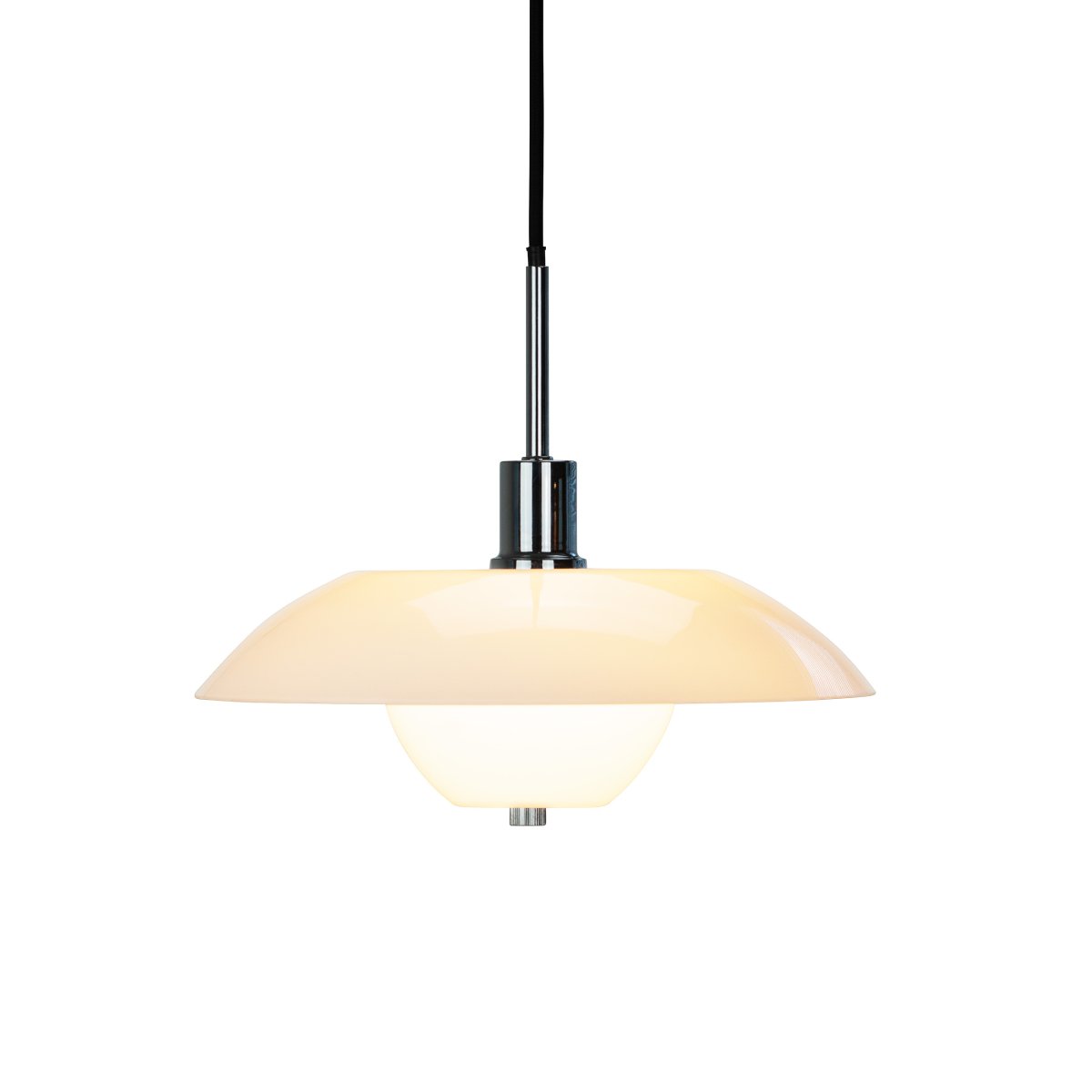 Bergen Ø28 Ópalo Lámpas de techo De Dyberg Larsen - El metal cromado en combinación con las pantallas de cristal opalino crea un hermoso patrón de luz en la habitación sin deslumbramiento.