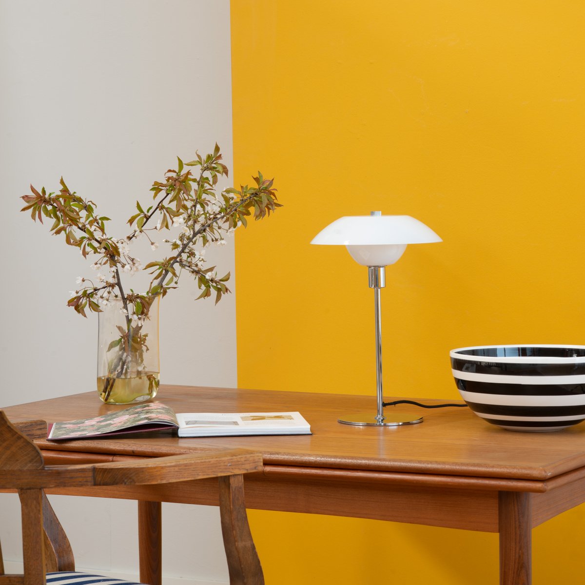 Bergen 38cm Ópalo lámpara de mesa De Dyberg Larsen - Se suministra con cable textil negro de 1,6 m de longitud e interruptor de encendido.