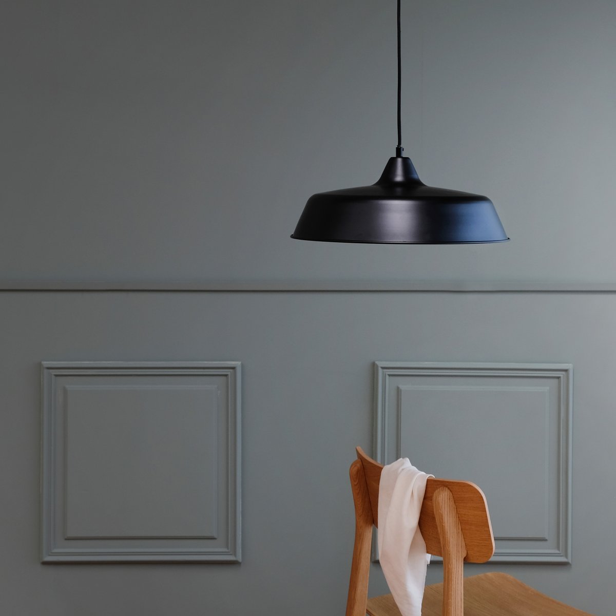 Raw Ø40 Negro Lámpas de techo De Dyberg Larsen - La lámpara colgante “Raw” es una lámpara de techo moderna y elegante, fabricada en metal y con un diseño encantador.