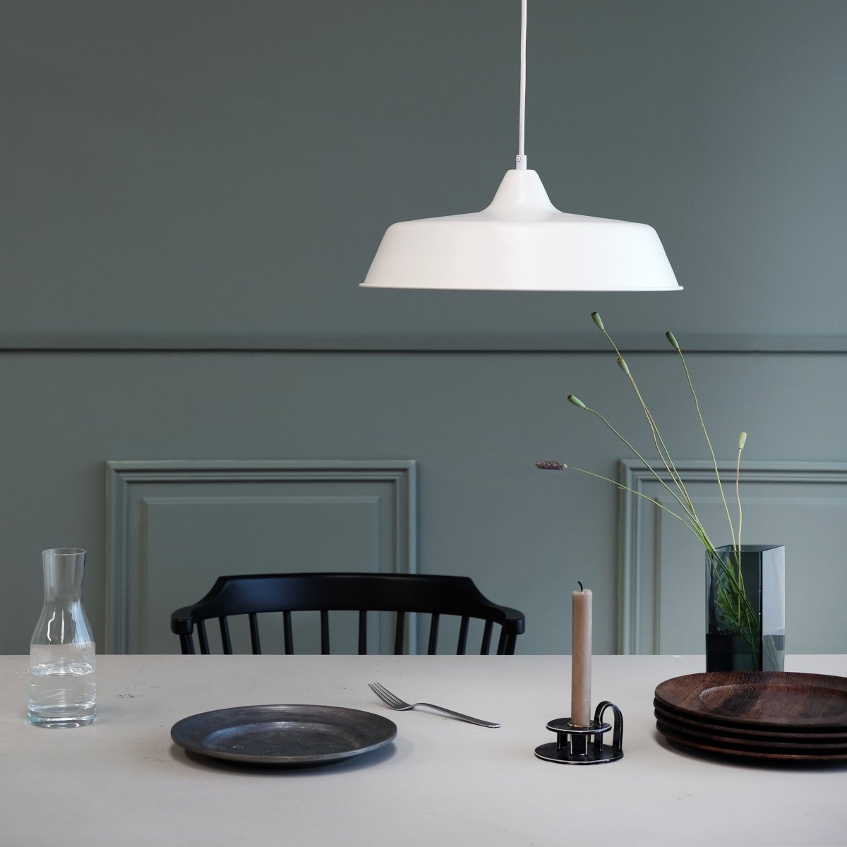 Raw Ø40 Blanco Lámpas de techo De Dyberg Larsen - La lámpara colgante “Raw” es una lámpara de techo moderna y elegante, fabricada en metal y con un diseño encantador.