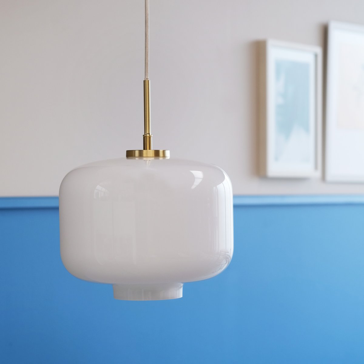 Arp Ø30 Latón Lámpas de techo De Dyberg Larsen - Arp es perfecto tanto para apartamentos modernos como para villas cl&aacute;sicas y encaja perfectamente encima de la mesa del comedor, en la sala de estar o en el dormitorio para crear la atm&oacute;sfera adecuada.