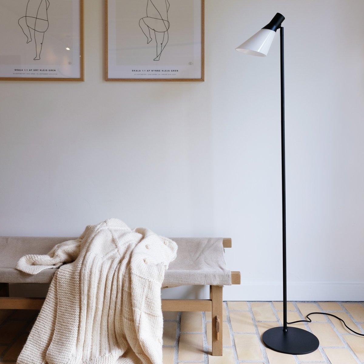 Gent Negro lámpara de pie De Dyberg Larsen - Gent es una lámpara de pie moderna y elegante con pantalla de cristal opalino combinado con metal negro.