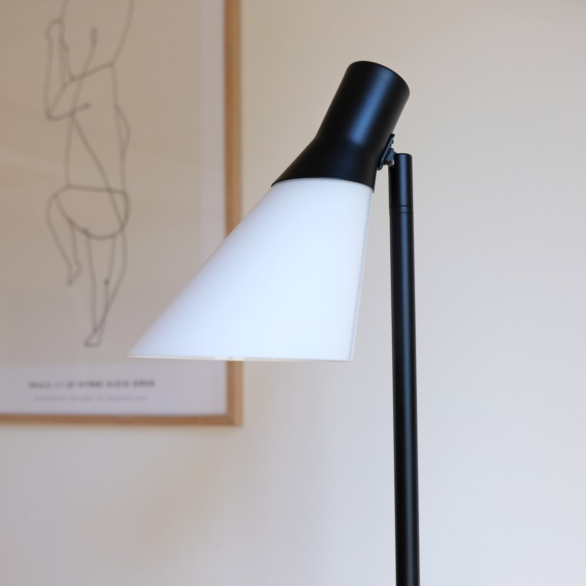 Gent Negro lámpara de pie De Dyberg Larsen - Gent es una lámpara de pie moderna y elegante con pantalla de cristal opalino combinado con metal negro.
