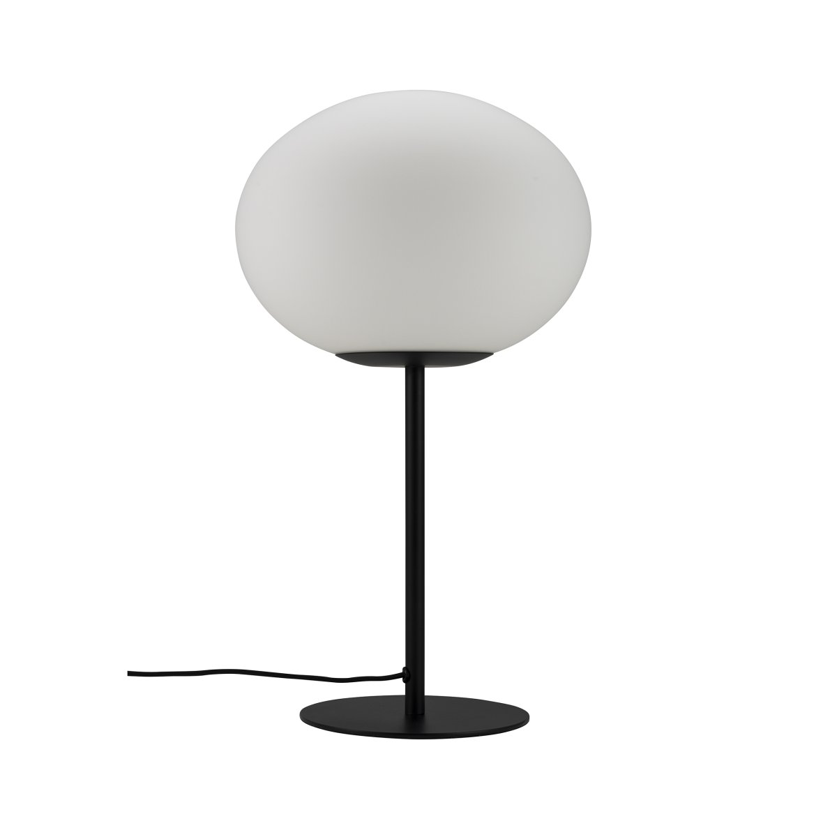 Princess 48cm Negro lámpara de mesa De Dyberg Larsen - La lámpara de mesa Princess tiene un diseño atemporal y minimalista con una pantalla de cristal blanco opalino mate y una base de metal negro.