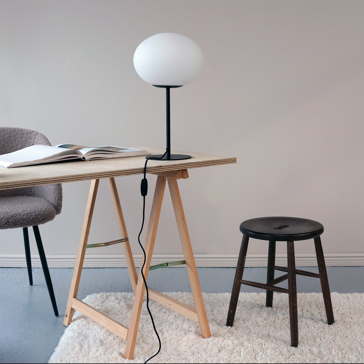 Princess 48cm Negro lámpara de mesa De Dyberg Larsen - La lámpara de mesa Princess tiene un diseño atemporal y minimalista con una pantalla de cristal blanco opalino mate y una base de metal negro.