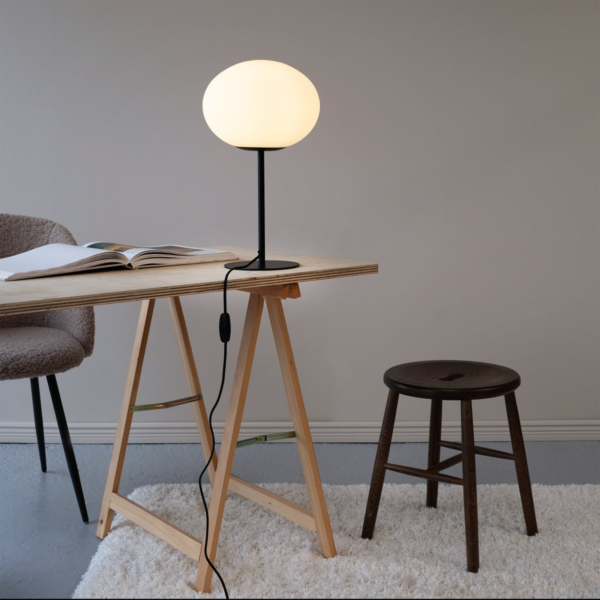 Princess 48cm Negro lámpara de mesa De Dyberg Larsen - La lámpara de mesa Princess tiene un diseño atemporal y minimalista con una pantalla de cristal blanco opalino mate y una base de metal negro.