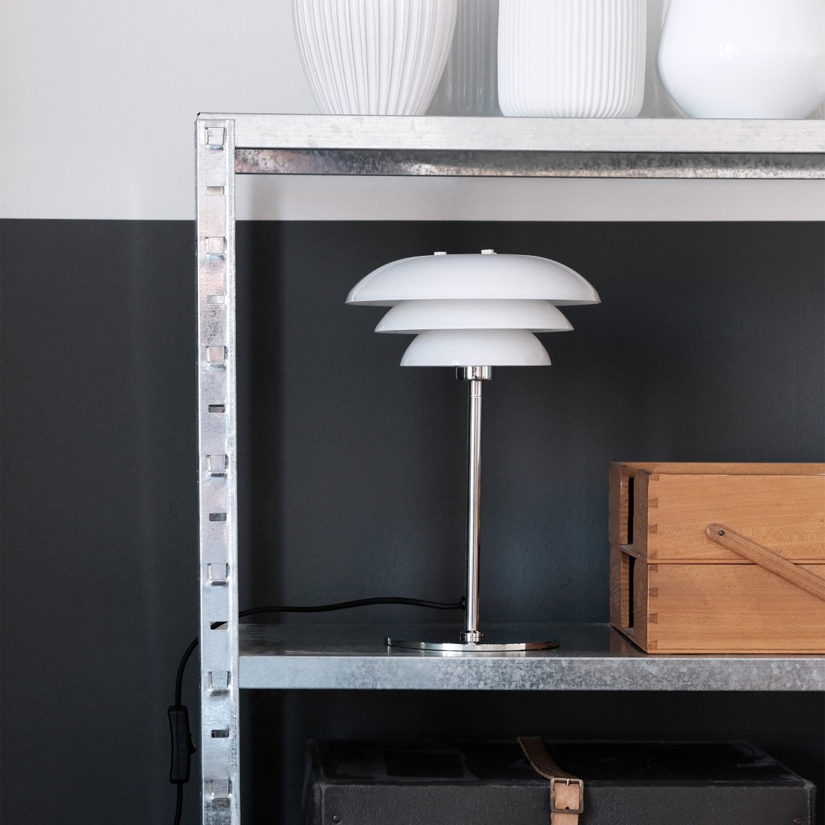 DL20 30cm Cromo lámpara de mesa De Dyberg Larsen - Las pantallas de vidrio est&aacute;n sopladas a mano y le dan a cada l&aacute;mpara su car&aacute;cter y encanto &uacute;nicos.