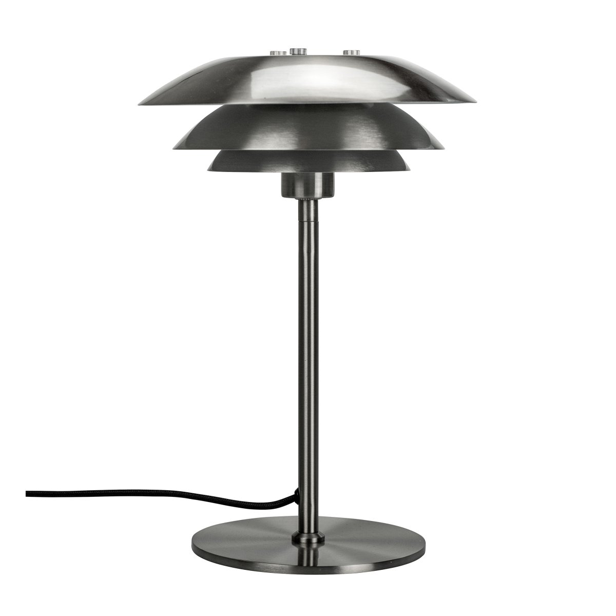 DL20 30cm acero cepillado lámpara de mesa De Dyberg Larsen - La lámpara de mesa DL20 fabricada en acero cepillado es un nuevo miembro de la serie de lámparas de mesa DL.
