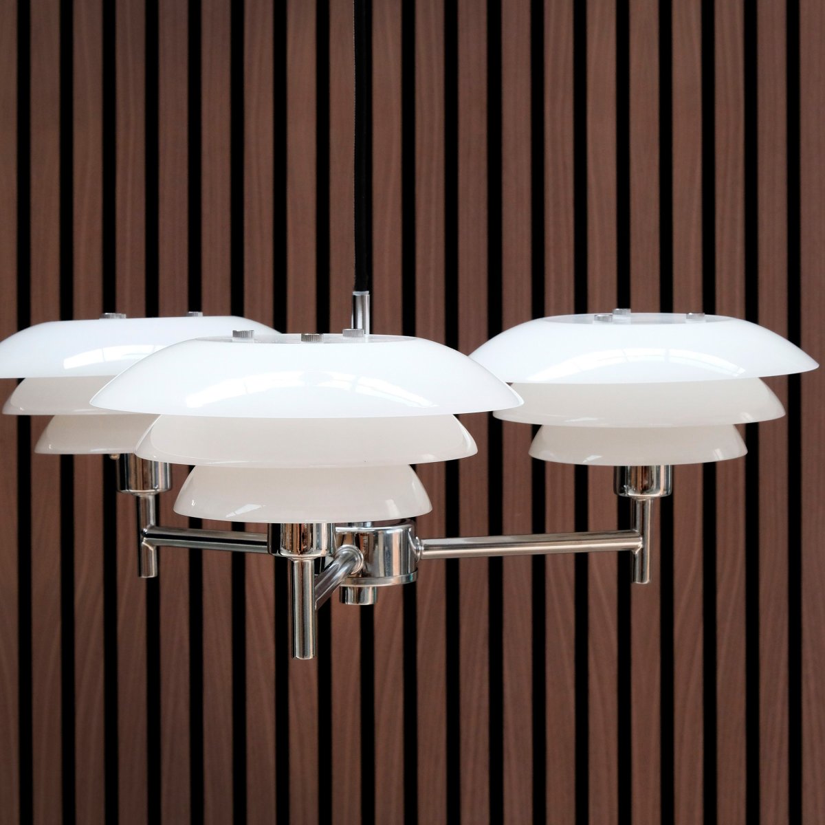 DL20 Ø50 Cromo Lámpas de techo De Dyberg Larsen - La l&aacute;mpara de ara&ntilde;a DL20 conserva el hermoso y est&eacute;tico dise&ntilde;o de la serie DL20, as&iacute; como su luz c&aacute;lida y agradable.