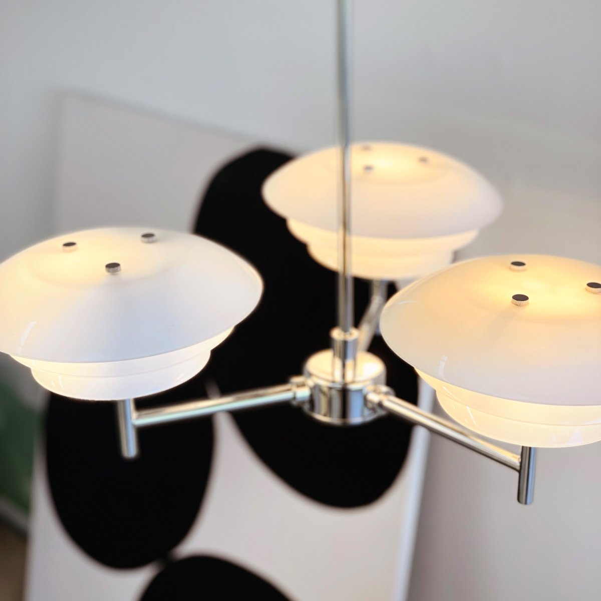 DL20 Ø50 Cromo Lámpas de techo De Dyberg Larsen - La l&aacute;mpara de ara&ntilde;a DL20 conserva el hermoso y est&eacute;tico dise&ntilde;o de la serie DL20, as&iacute; como su luz c&aacute;lida y agradable.