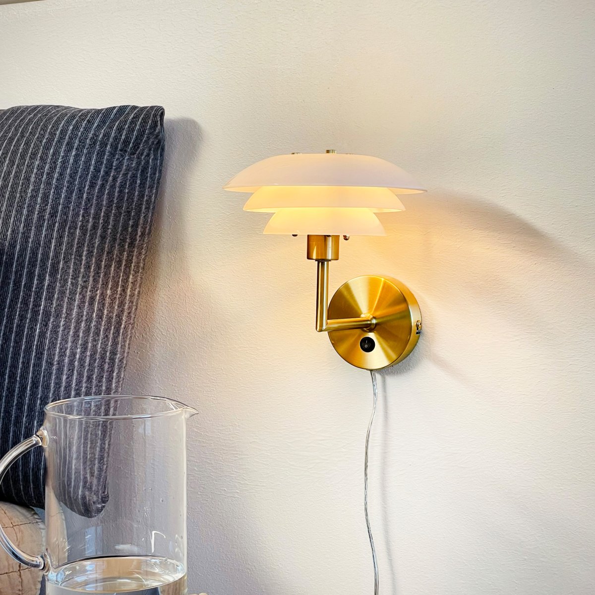 DL20 Latón lámpara de pared De Dyberg Larsen - El pr&aacute;ctico interruptor de encendido en la base permite un f&aacute;cil manejo, lo que la hace perfecta como l&aacute;mpara de noche o luz de pared decorativa en la sala de estar.