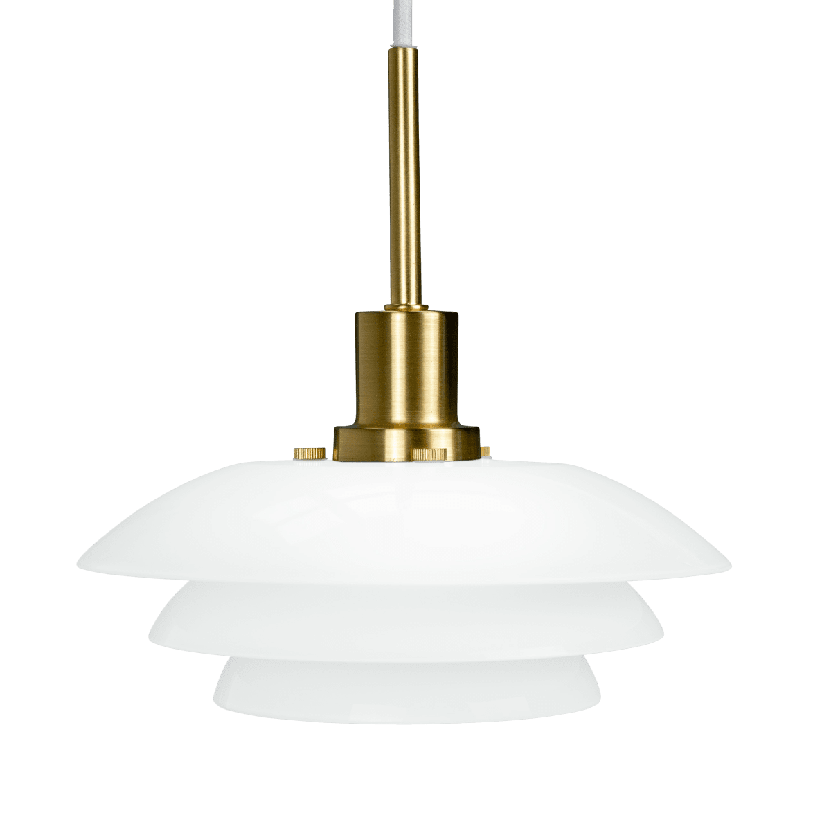 DL20 Ø20 Latón Lámpas de techo De Dyberg Larsen - La lámpara colgante opal DL20 con base de metal de latón es una lámpara elegante que encaja perfectamente encima de la mesa del comedor o del café.