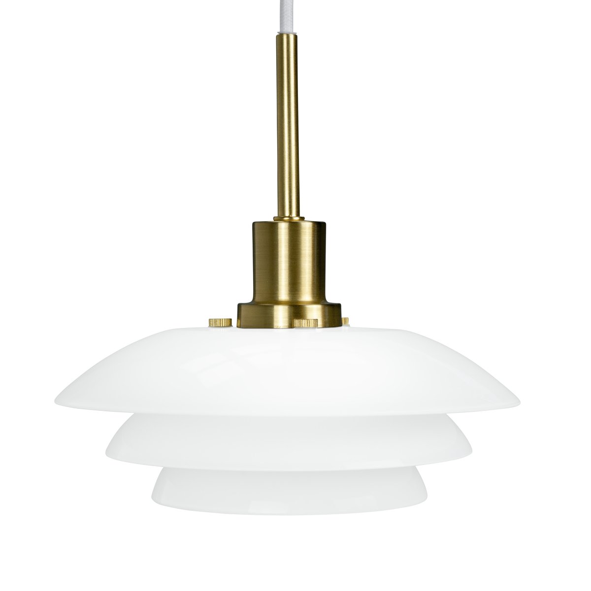 DL20 Ø20 Latón Lámpas de techo De Dyberg Larsen - La lámpara colgante opal DL20 con base de metal de latón es una lámpara elegante que encaja perfectamente encima de la mesa del comedor o del café.