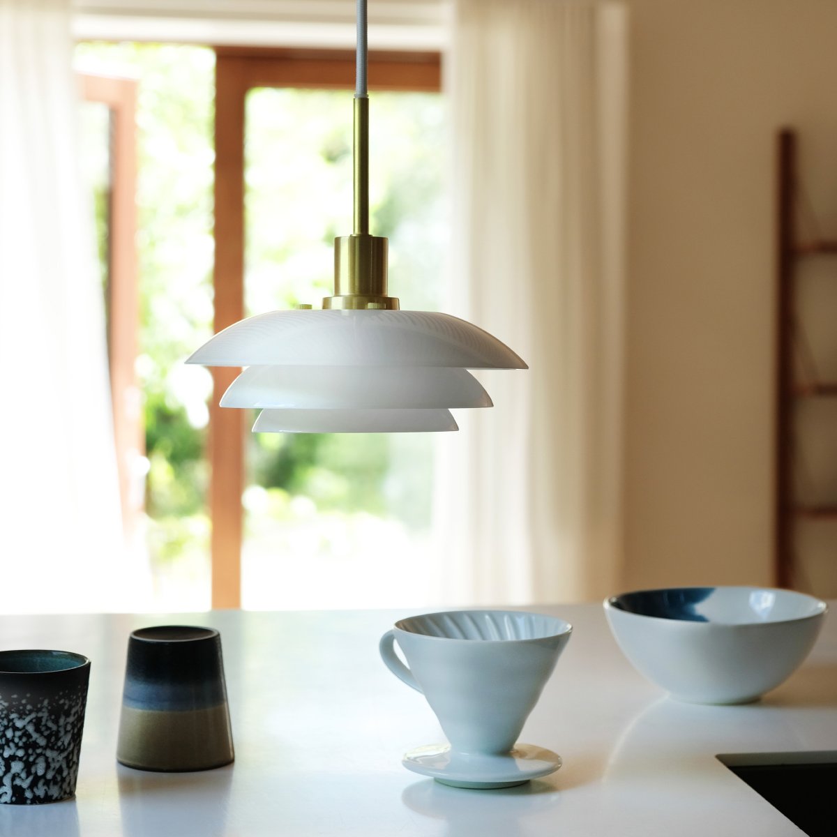 DL20 Ø20 Latón Lámpas de techo De Dyberg Larsen - La lámpara colgante opal DL20 con base de metal de latón es una lámpara elegante que encaja perfectamente encima de la mesa del comedor o del café.