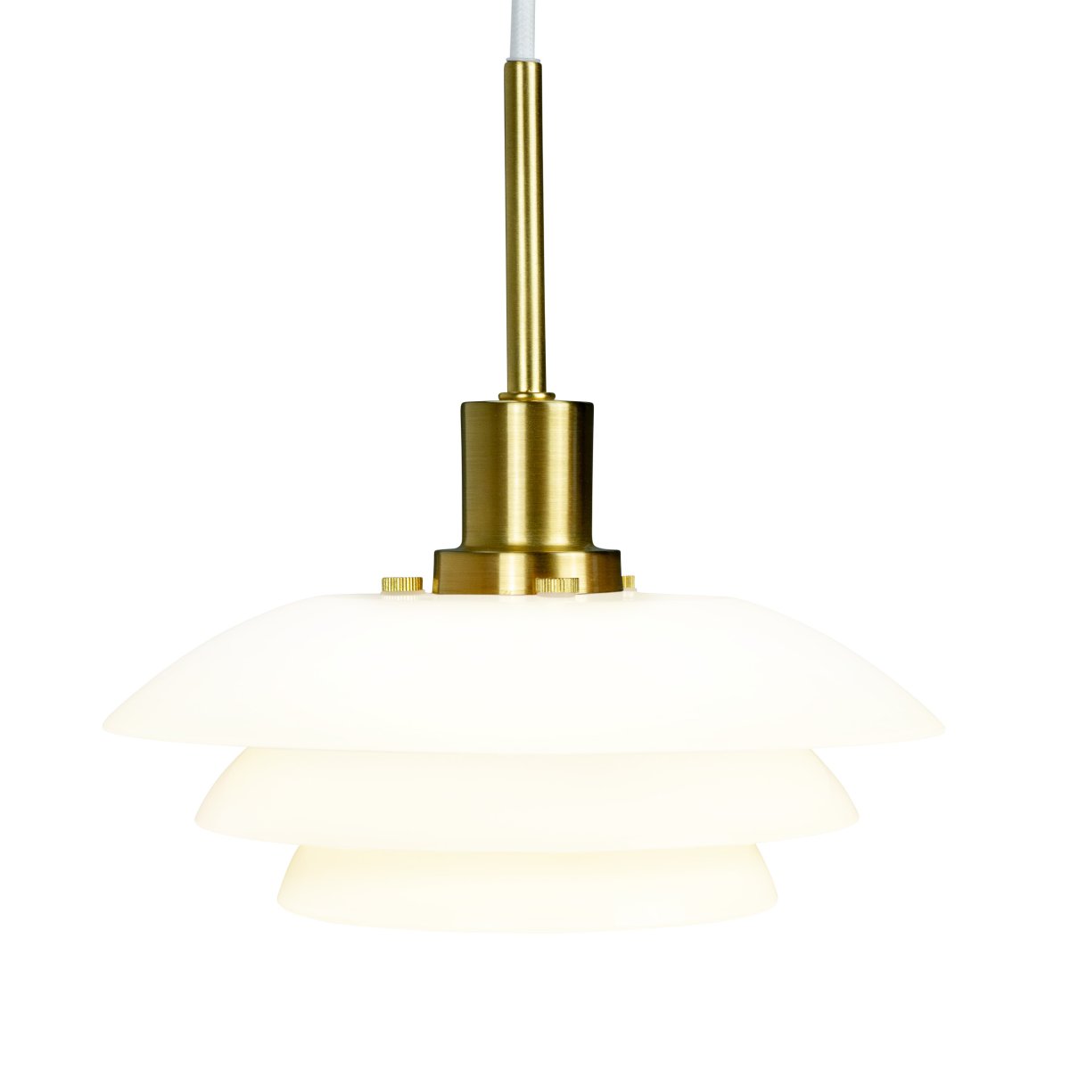 DL20 Ø20 Latón Lámpas de techo De Dyberg Larsen - La lámpara colgante opal DL20 con base de metal de latón es una lámpara elegante que encaja perfectamente encima de la mesa del comedor o del café.
