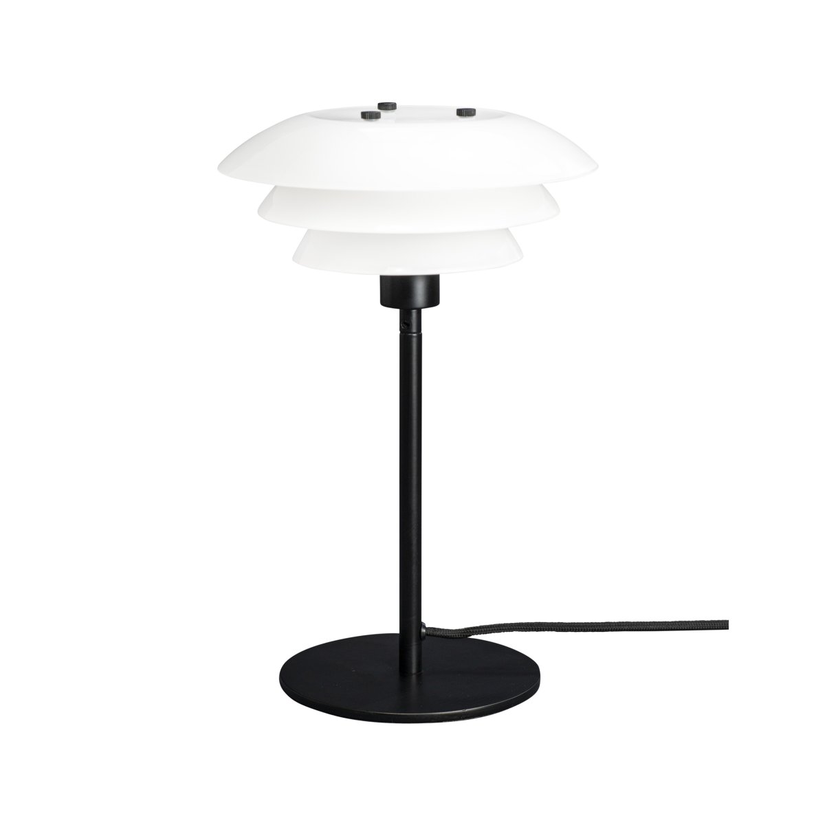 DL20 30cm Negro lámpara de mesa De Dyberg Larsen - La l&aacute;mpara de mesa DL20 en cristal opalino y color negro presenta un dise&ntilde;o exclusivo y lujoso que no s&oacute;lo es bello sino que adem&aacute;s proporciona una agradable iluminaci&oacute;n a la estancia, creando la atm&oacute;sfera perfecta para todas las ocasiones.