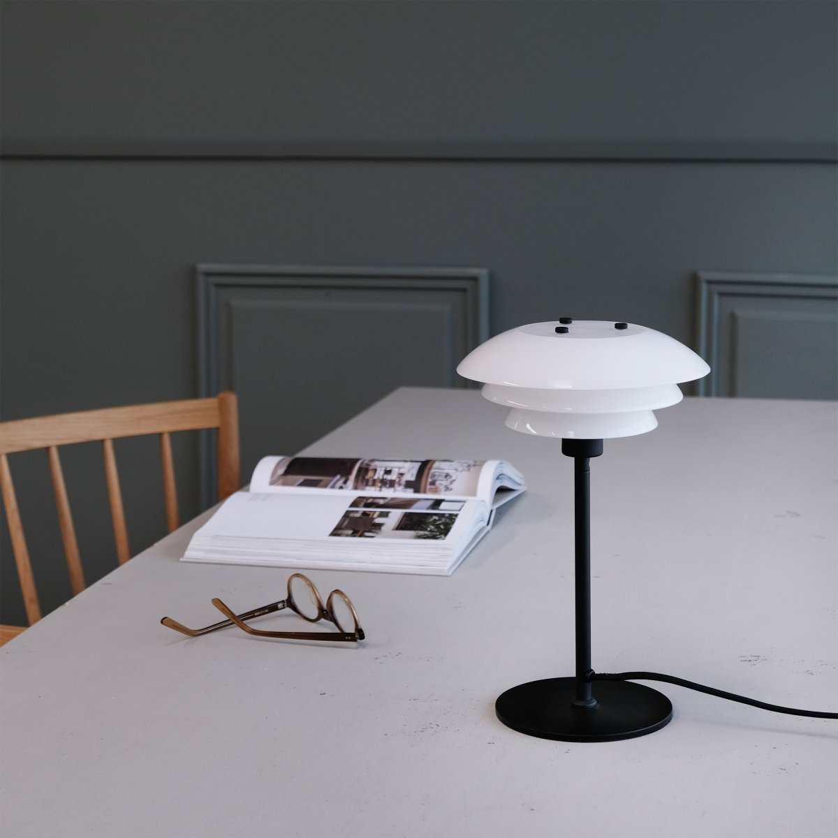 DL20 30cm Negro lámpara de mesa De Dyberg Larsen - La l&aacute;mpara de mesa DL20 en cristal opalino y color negro presenta un dise&ntilde;o exclusivo y lujoso que no s&oacute;lo es bello sino que adem&aacute;s proporciona una agradable iluminaci&oacute;n a la estancia, creando la atm&oacute;sfera perfecta para todas las ocasiones.