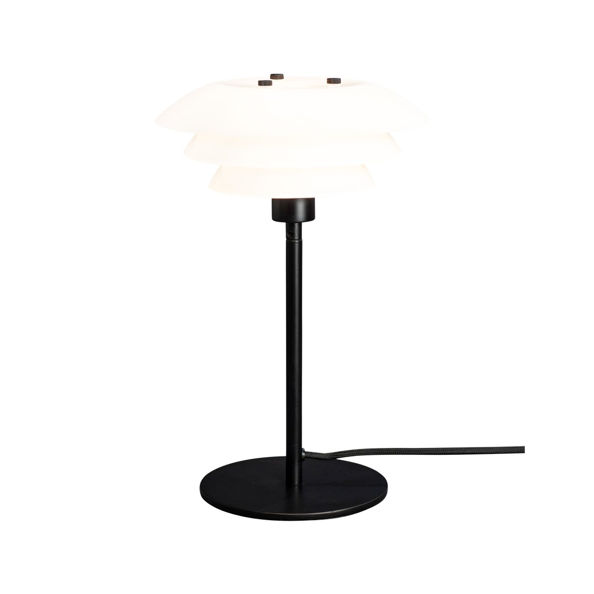 DL20 30cm Negro lámpara de mesa De Dyberg Larsen - La l&aacute;mpara de mesa DL20 en cristal opalino y color negro presenta un dise&ntilde;o exclusivo y lujoso que no s&oacute;lo es bello sino que adem&aacute;s proporciona una agradable iluminaci&oacute;n a la estancia, creando la atm&oacute;sfera perfecta para todas las ocasiones.