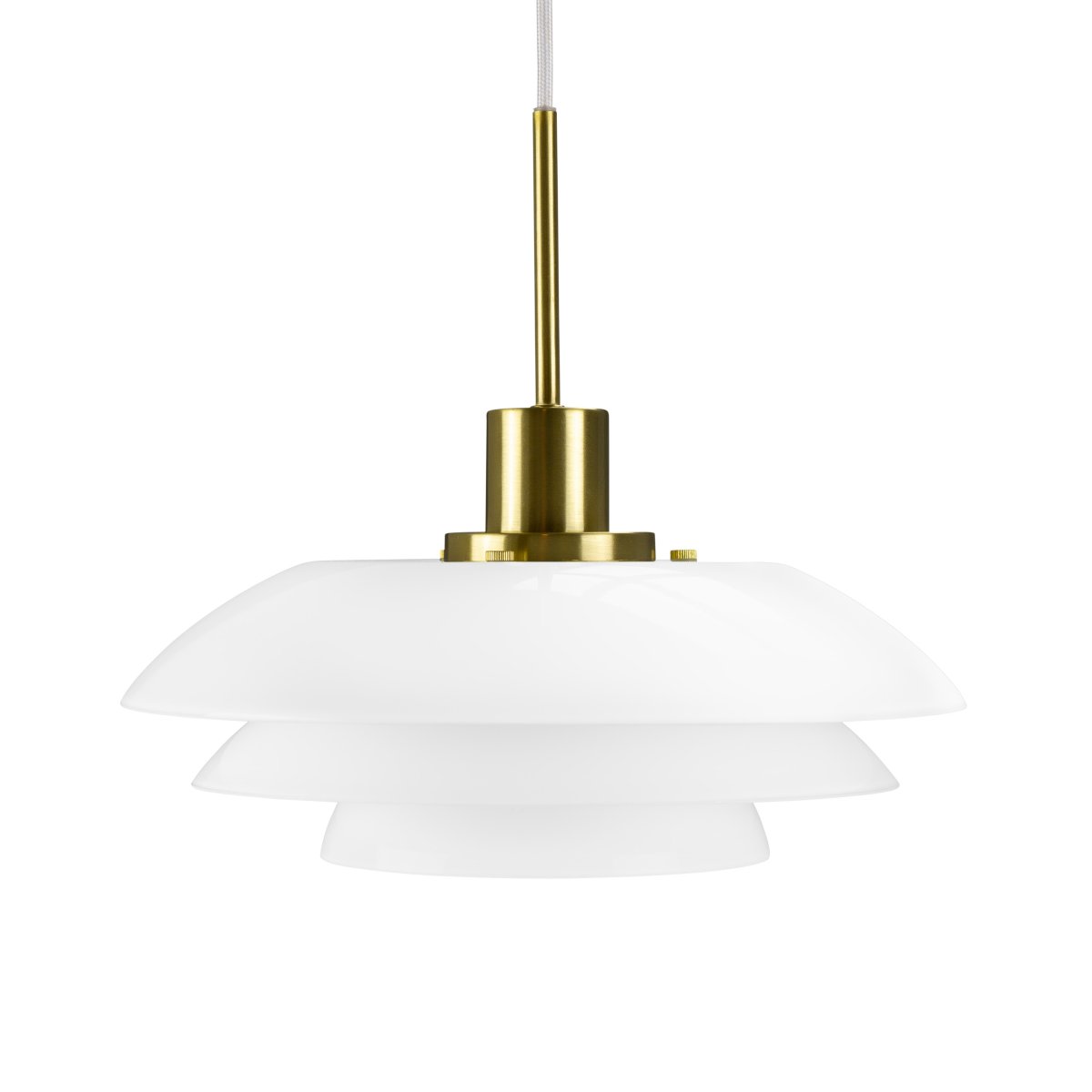 DL31 Ø31 Latón Lámpas de techo De Dyberg Larsen - La lámpara colgante opal DL31 con base de metal de latón es una lámpara elegante que encaja perfectamente encima de la mesa del comedor o del café.