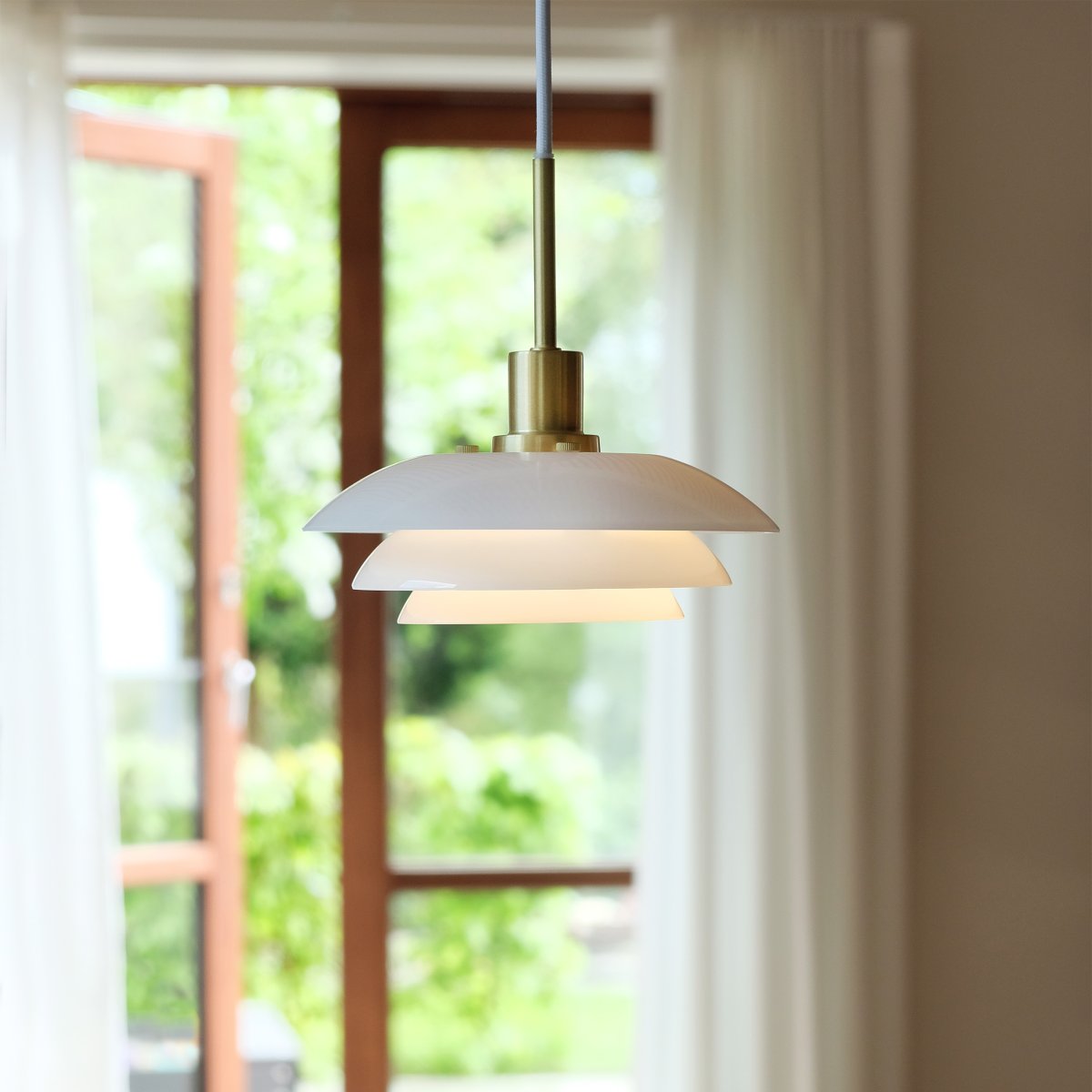 DL31 Ø31 Latón Lámpas de techo De Dyberg Larsen - La lámpara colgante opal DL31 con base de metal de latón es una lámpara elegante que encaja perfectamente encima de la mesa del comedor o del café.