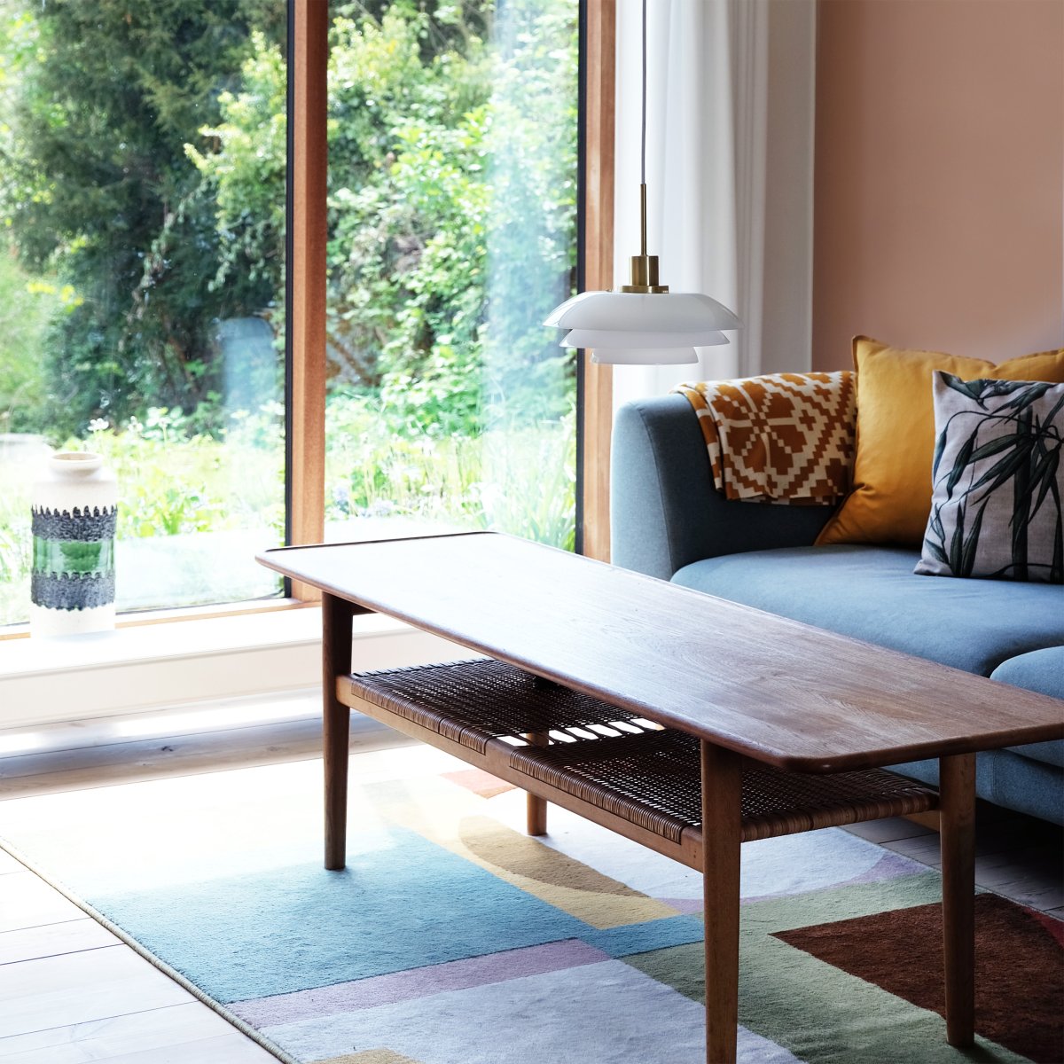 DL31 Ø31 Latón Lámpas de techo De Dyberg Larsen - La lámpara colgante opal DL31 con base de metal de latón es una lámpara elegante que encaja perfectamente encima de la mesa del comedor o del café.