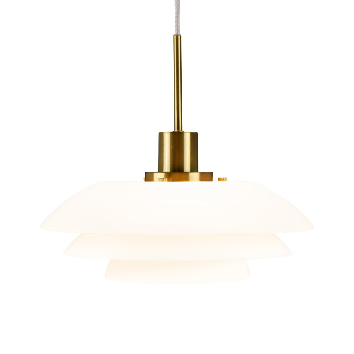 DL31 Ø31 Latón Lámpas de techo De Dyberg Larsen - La lámpara colgante opal DL31 con base de metal de latón es una lámpara elegante que encaja perfectamente encima de la mesa del comedor o del café.