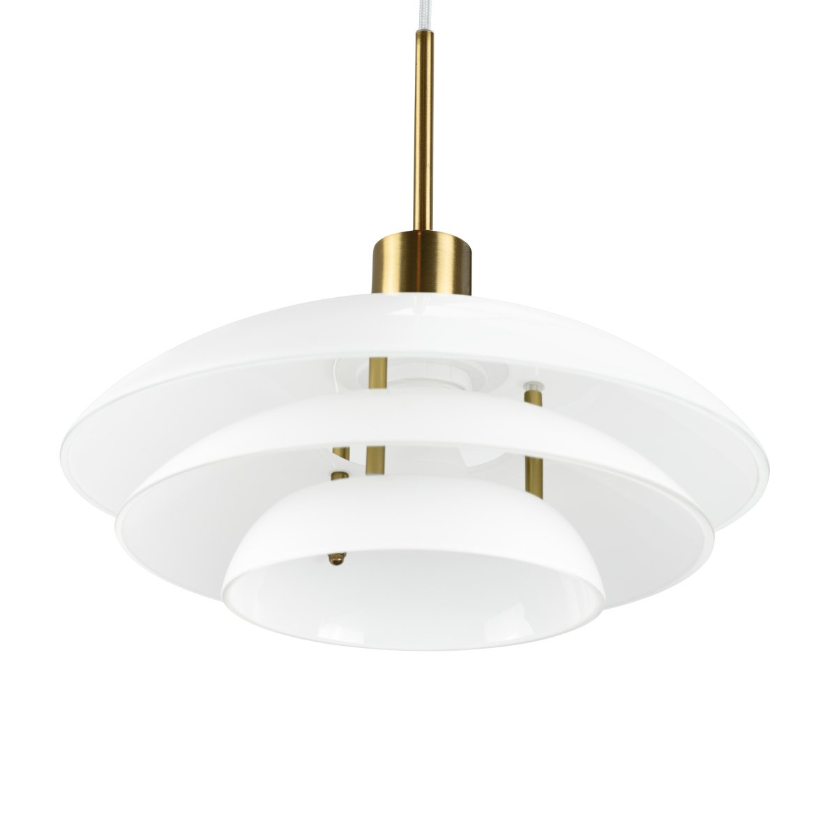 DL31 Ø31 Latón Lámpas de techo De Dyberg Larsen - La lámpara colgante opal DL31 con base de metal de latón es una lámpara elegante que encaja perfectamente encima de la mesa del comedor o del café.