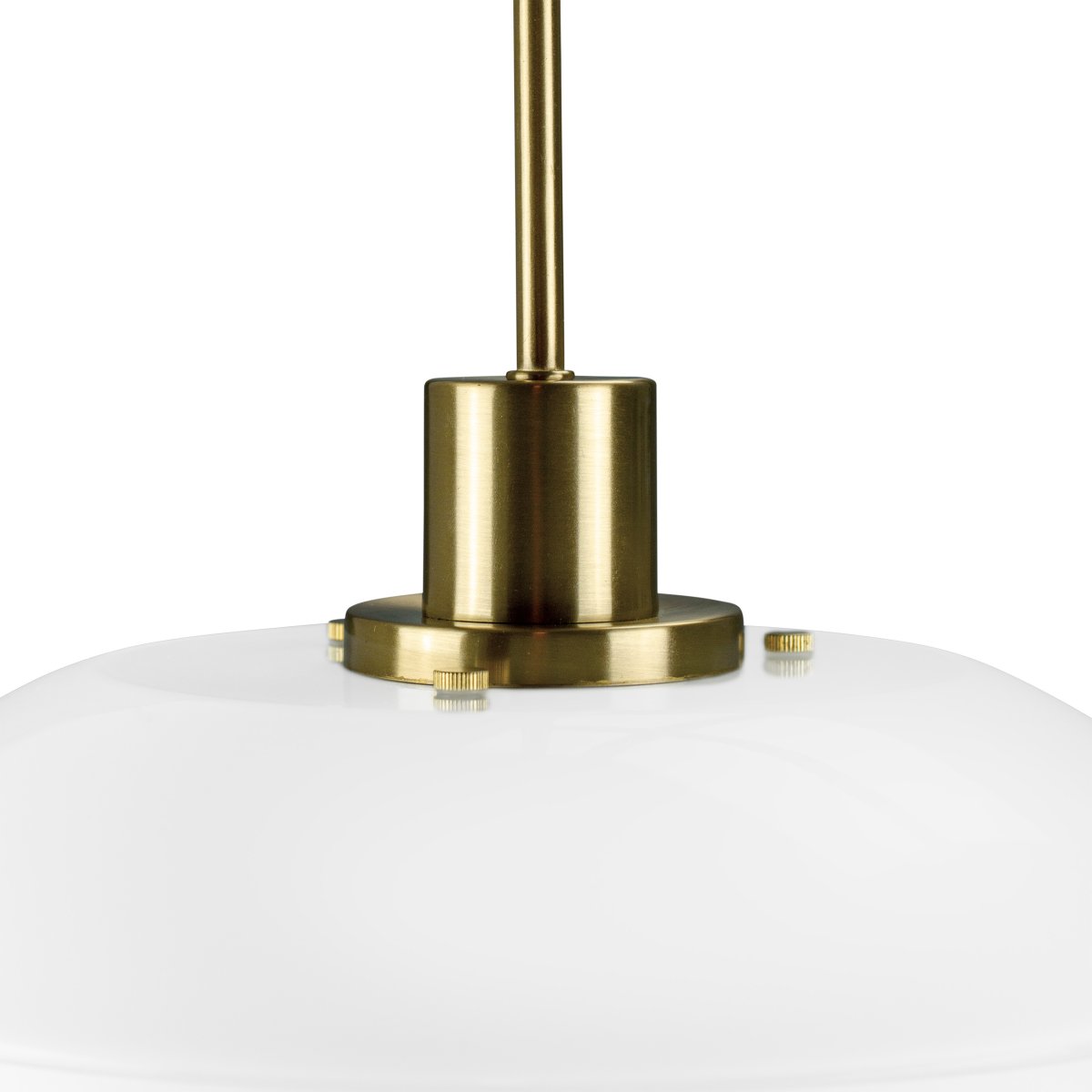 DL31 Ø31 Latón Lámpas de techo De Dyberg Larsen - La lámpara colgante opal DL31 con base de metal de latón es una lámpara elegante que encaja perfectamente encima de la mesa del comedor o del café.