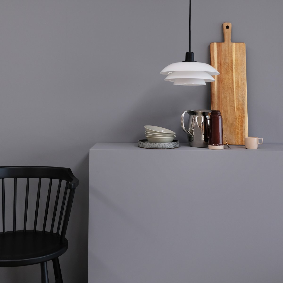 DL31 Ø31 Negro Lámpas de techo De Dyberg Larsen - La lámpara colgante opal DL31 con base de metal negro es una lámpara elegante que encaja perfectamente encima de la mesa del comedor o del café.