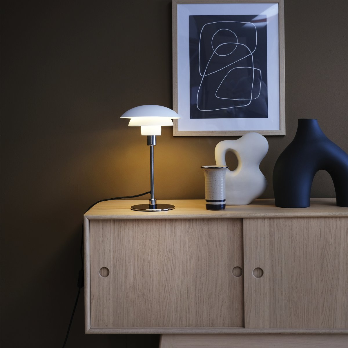 Morph 35cm Blanco lámpara de mesa De Dyberg Larsen - La l&aacute;mpara viene con un cable de tela de 1,6 metros de largo y tiene un interruptor de encendido en la parte superior.