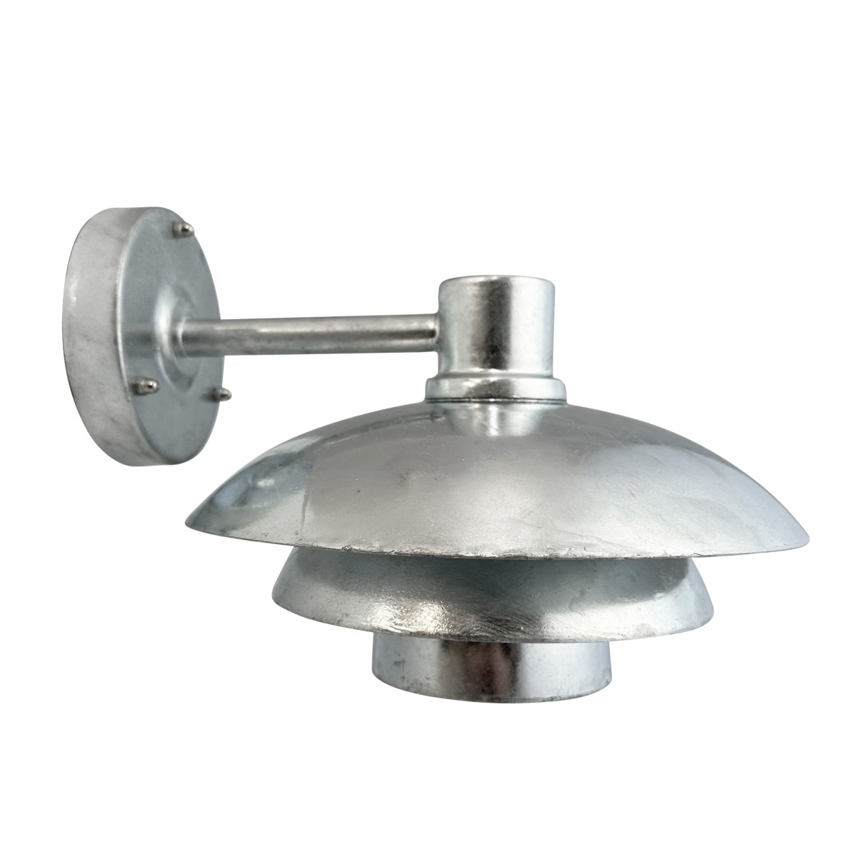 Morph Galvanizado lámpara de exterior De Dyberg Larsen - Cree un ambiente acogedor frente a su puerta de entrada con la lámpara de fachada Morph de acero galvanizado.