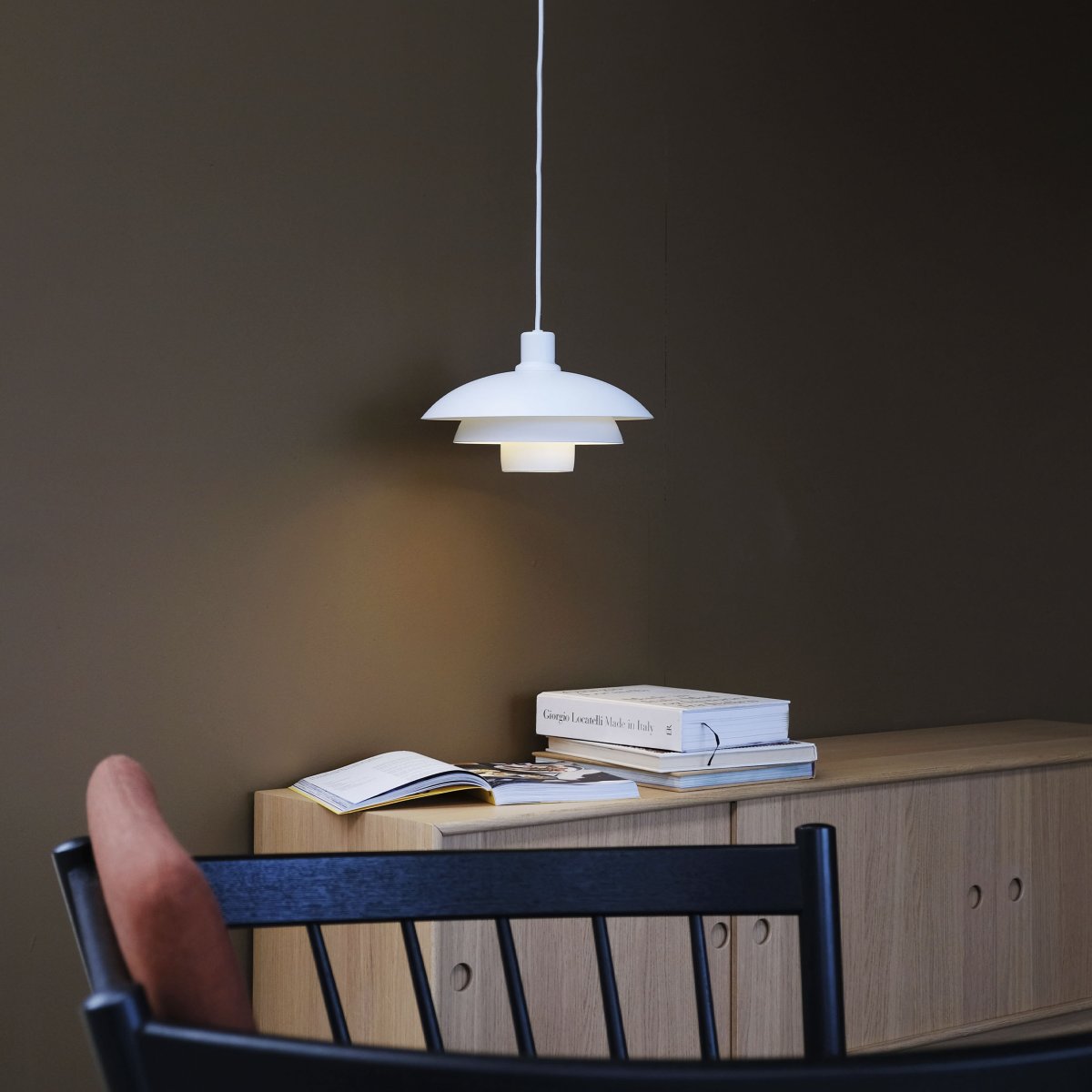 Morph Ø30 Blanco Lámpas de techo De Dyberg Larsen - Morph viene con un cable de tela negro de 3 metros, que ofrece flexibilidad de ubicación y agrega un toque elegante a su hogar.