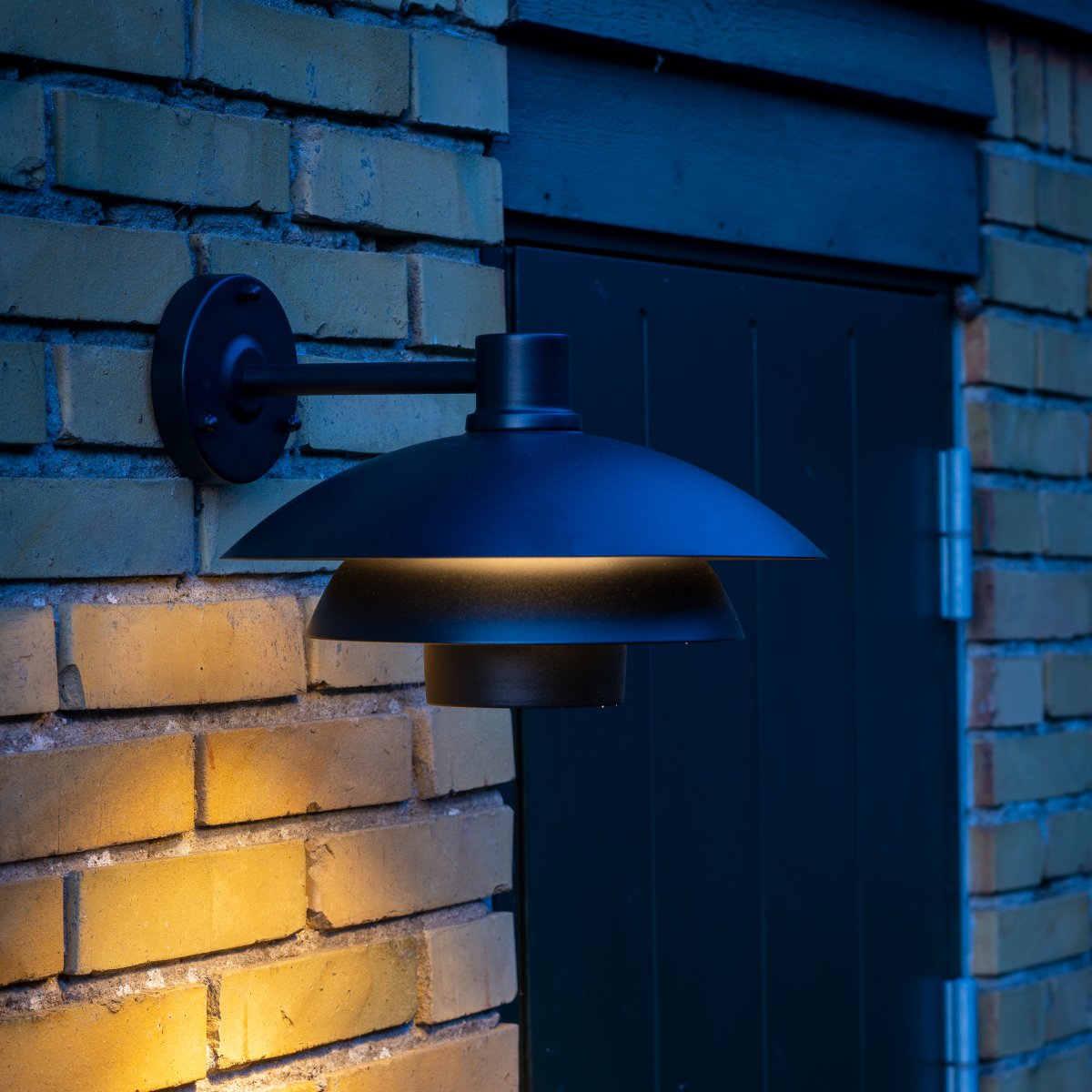 Morph Negro lámpara de exterior De Dyberg Larsen - Cree un ambiente acogedor en su puerta de entrada con la iluminación exterior Morph en hermoso metal negro.