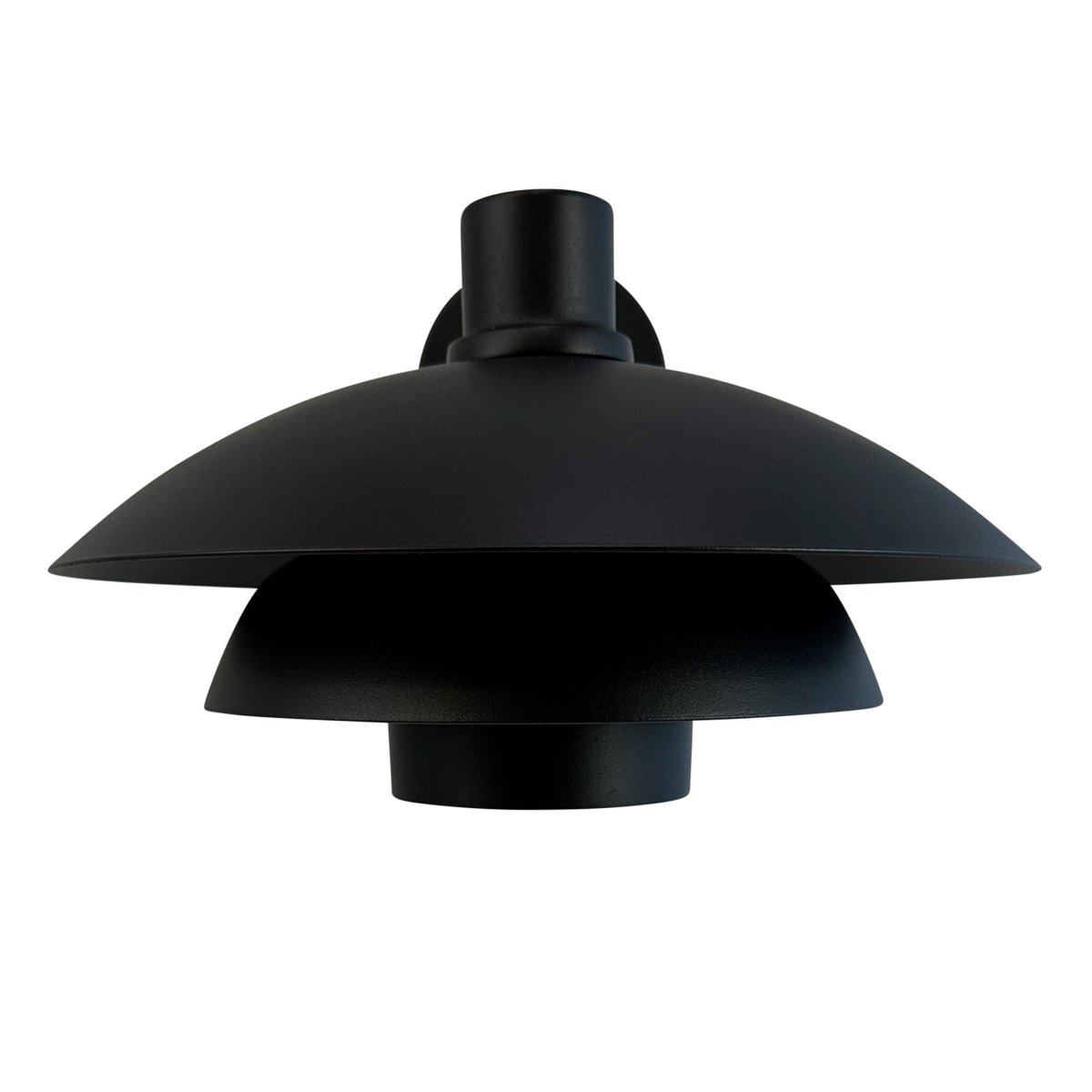 Morph Negro lámpara de exterior De Dyberg Larsen - Cree un ambiente acogedor en su puerta de entrada con la iluminación exterior Morph en hermoso metal negro.