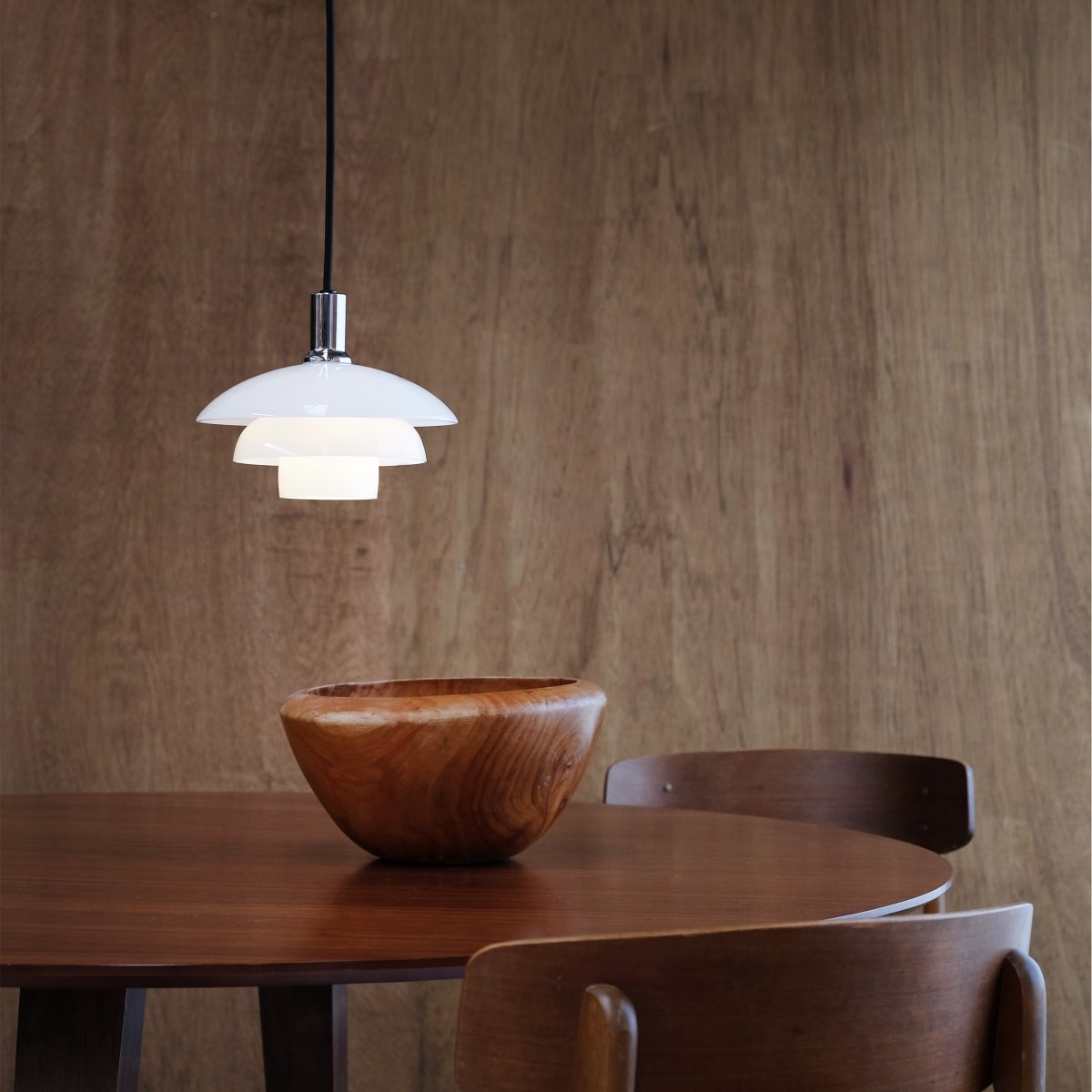 Morph Ø20 Ópalo Lámpas de techo De Dyberg Larsen - Una hermosa l&aacute;mpara colgante del fabricante dan&eacute;s Dyberg Larsen, que a&ntilde;ade un toque n&oacute;rdico cl&aacute;sico y elegante a muchas habitaciones de la casa.