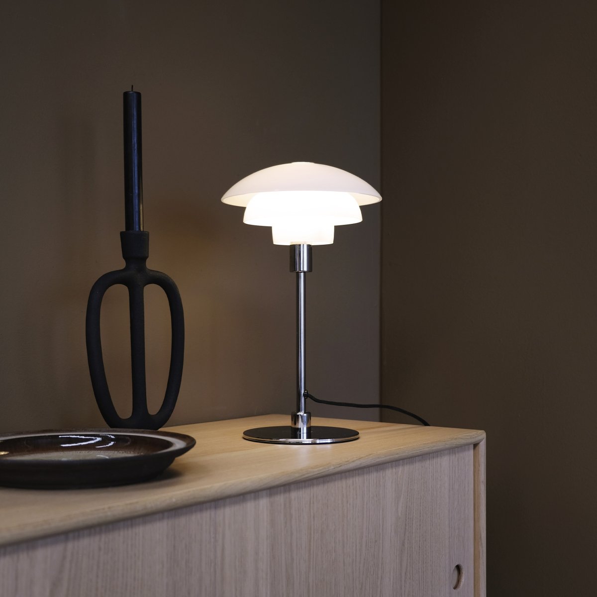 Morph 35cm Ópalo lámpara de mesa De Dyberg Larsen - La lámpara viene con un cable de tela de 1,6 metros de largo y el interruptor de encendido se encuentra en el cable.