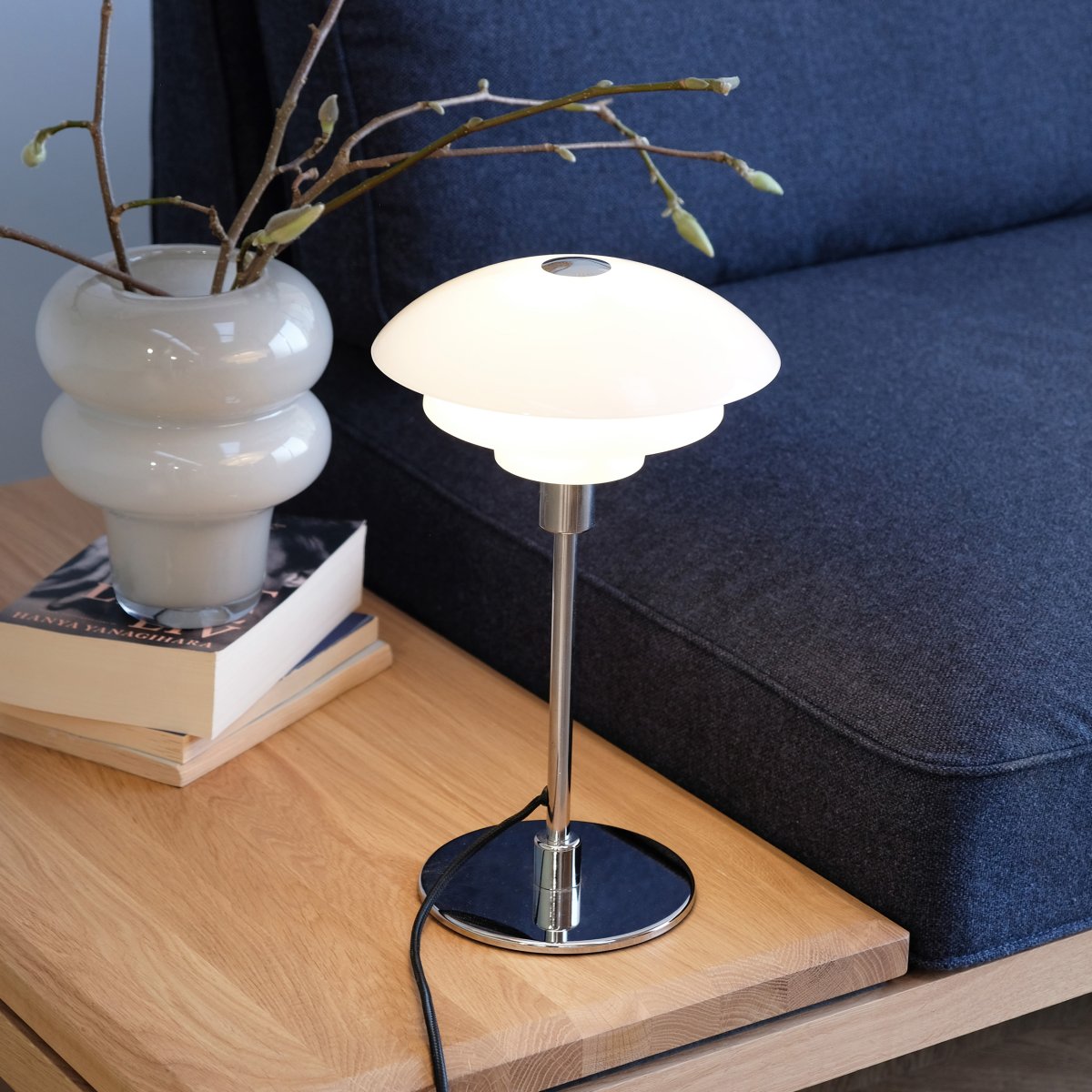 Morph 35cm Ópalo lámpara de mesa De Dyberg Larsen - La lámpara viene con un cable de tela de 1,6 metros de largo y el interruptor de encendido se encuentra en el cable.