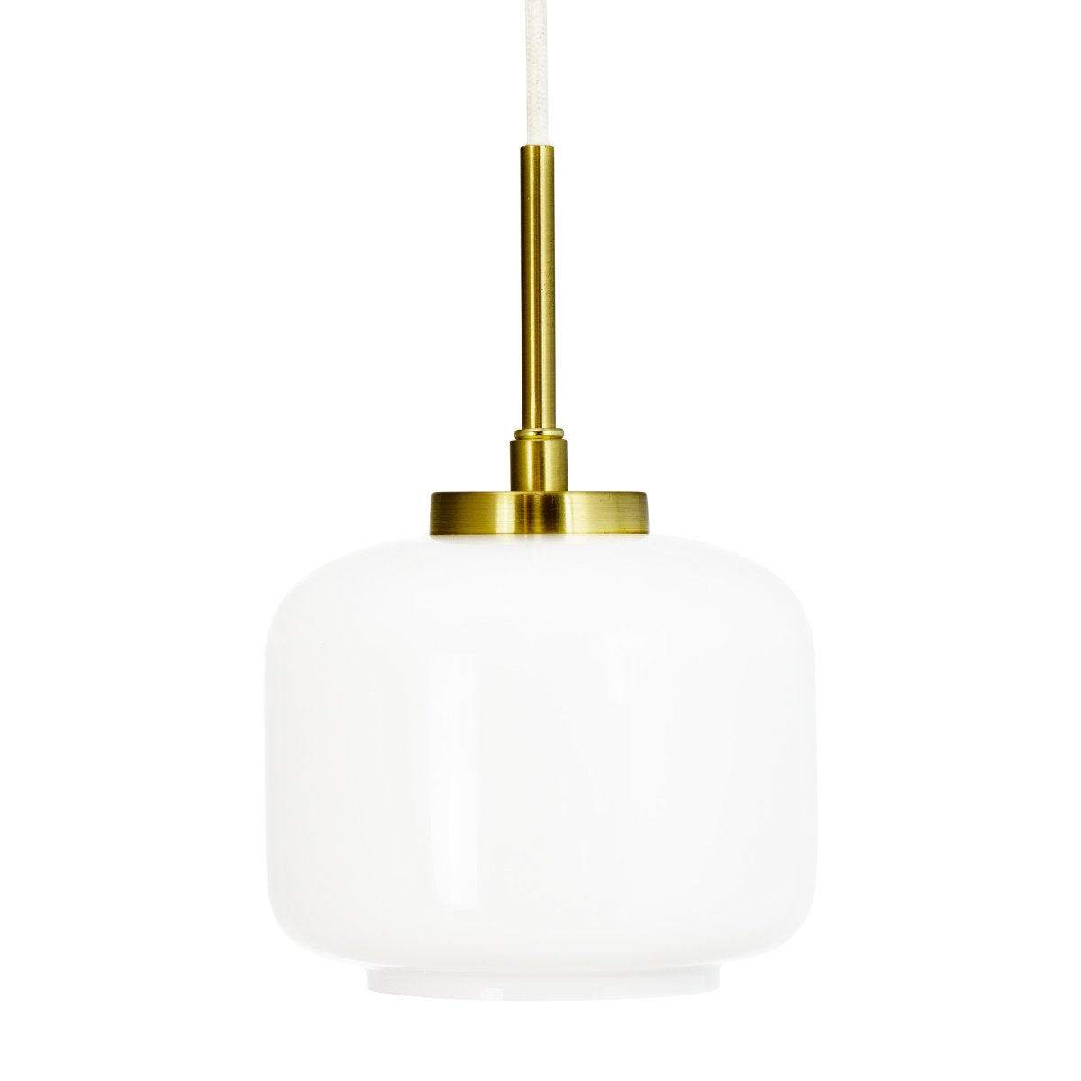 Arp Ø15 Latón Lámpas de techo De Dyberg Larsen - La pantalla de cristal opalino emite una luz suave y agradable que crea una atm&oacute;sfera tranquila, mientras que la suspensi&oacute;n de lat&oacute;n mate proporciona un estilo c&aacute;lido y escandinavo.