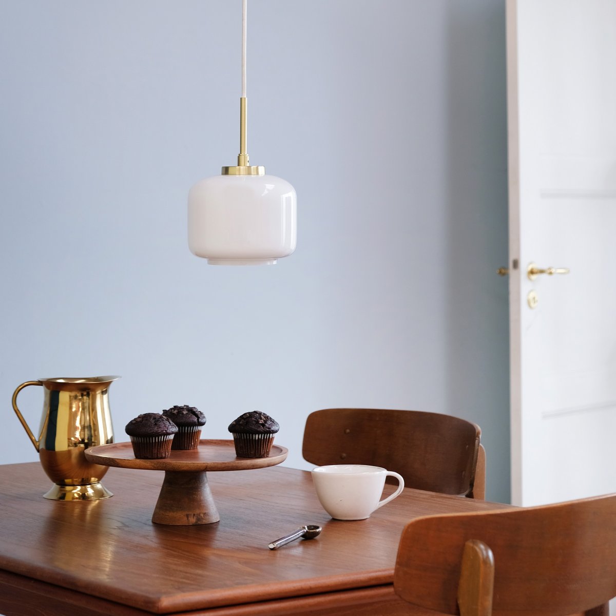 Arp Ø15 Latón Lámpas de techo De Dyberg Larsen - La pantalla de cristal opalino emite una luz suave y agradable que crea una atm&oacute;sfera tranquila, mientras que la suspensi&oacute;n de lat&oacute;n mate proporciona un estilo c&aacute;lido y escandinavo.