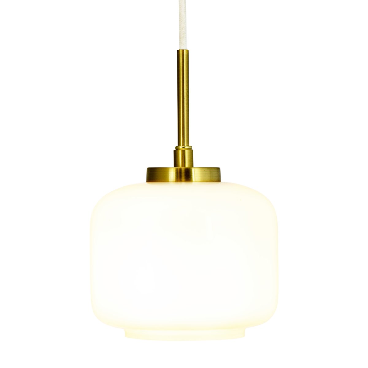 Arp Ø15 Latón Lámpas de techo De Dyberg Larsen - La pantalla de cristal opalino emite una luz suave y agradable que crea una atm&oacute;sfera tranquila, mientras que la suspensi&oacute;n de lat&oacute;n mate proporciona un estilo c&aacute;lido y escandinavo.