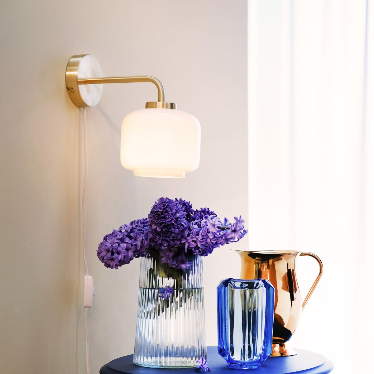 Arp Ø15 Latón lámpara de pared De Dyberg Larsen - Ya sea que se coloque en la sala de estar, el dormitorio o el pasillo, la lámpara de pared Arp es a la vez un hermoso detalle interior y una solución de iluminación funcional.