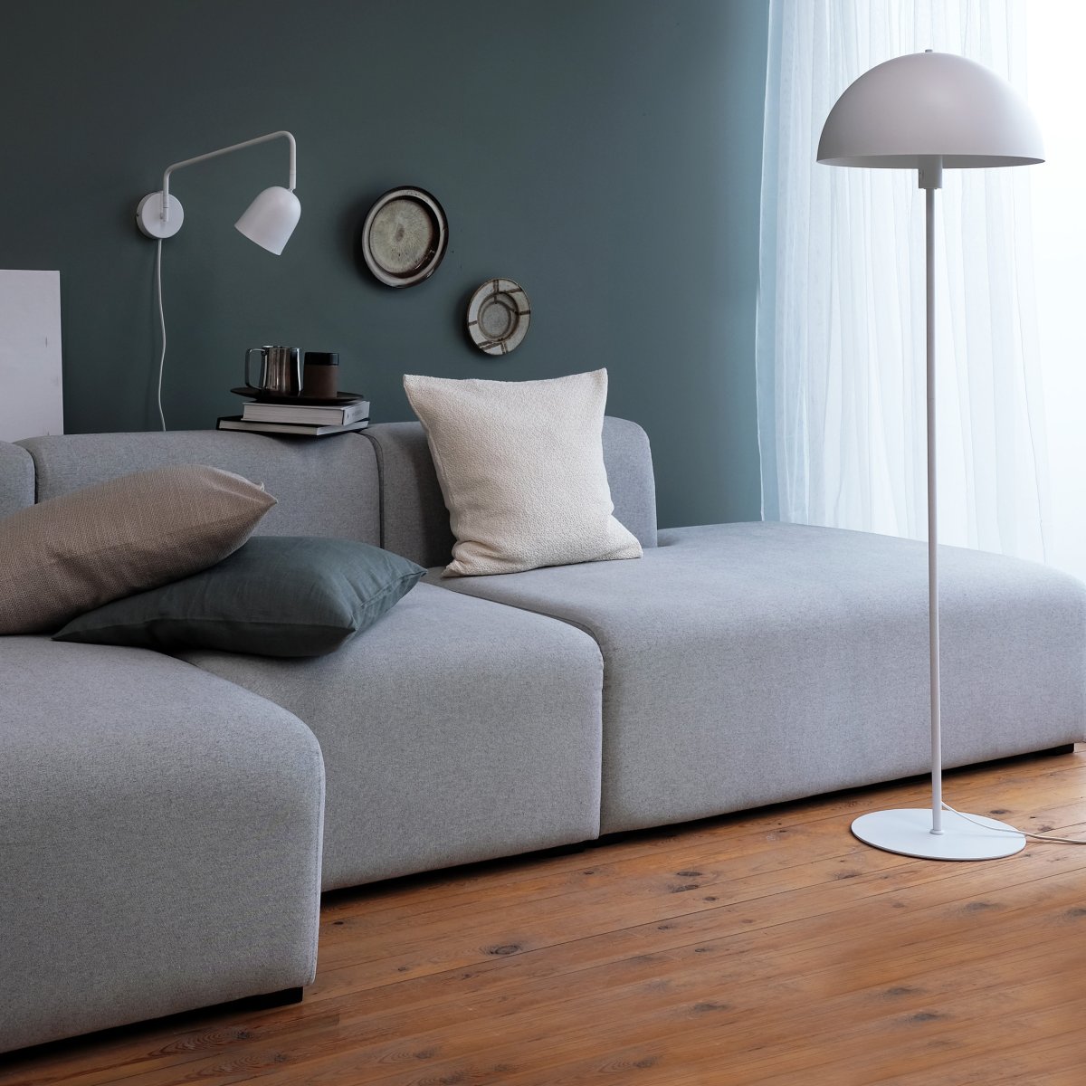 Stockholm Blanco lámpara de pie De Dyberg Larsen - La l&aacute;mpara de pie blanca de la serie Stockholm con una altura de 140 cm es ideal para iluminar el sal&oacute;n, el dormitorio, la oficina y muchas otras estancias.