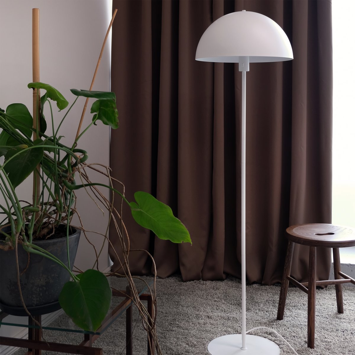 Stockholm Blanco lámpara de pie De Dyberg Larsen - La l&aacute;mpara de pie blanca de la serie Stockholm con una altura de 140 cm es ideal para iluminar el sal&oacute;n, el dormitorio, la oficina y muchas otras estancias.
