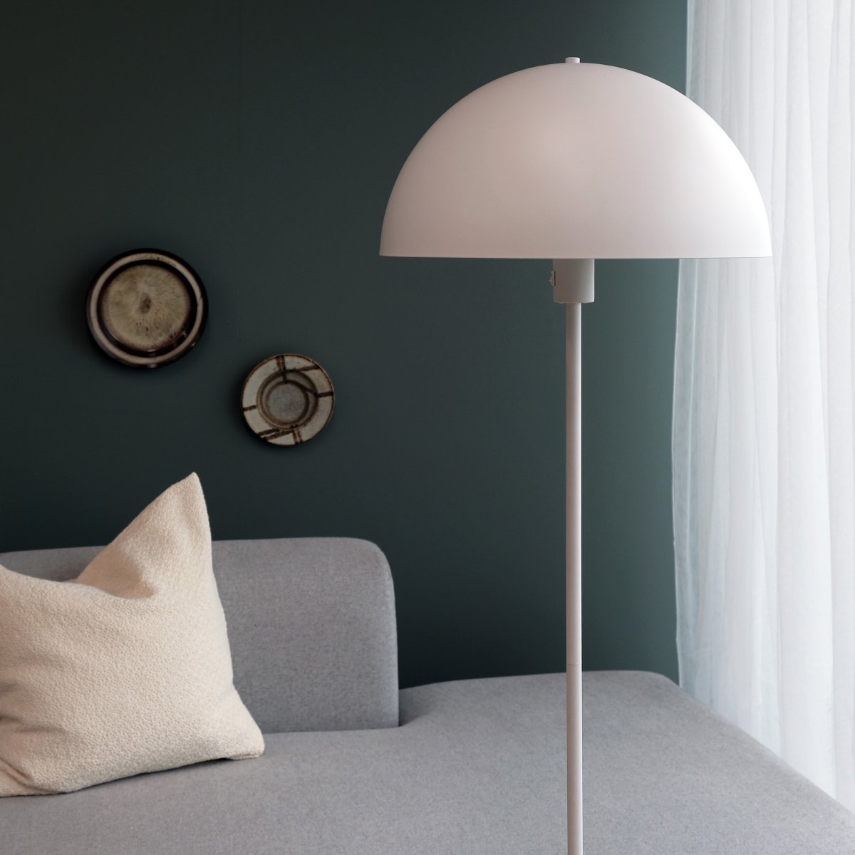 Stockholm Blanco lámpara de pie De Dyberg Larsen - La l&aacute;mpara de pie blanca de la serie Stockholm con una altura de 140 cm es ideal para iluminar el sal&oacute;n, el dormitorio, la oficina y muchas otras estancias.